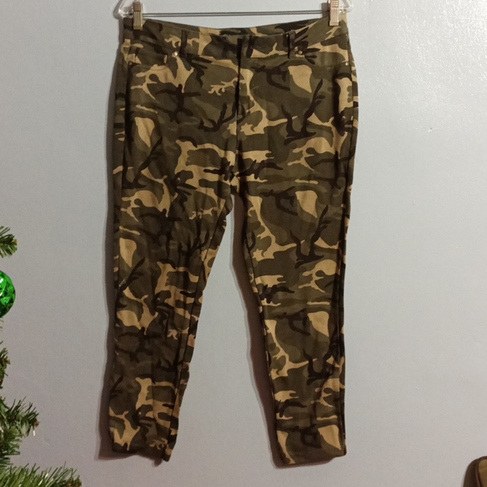 Shinestar women's size large stretch Camo capris pants
